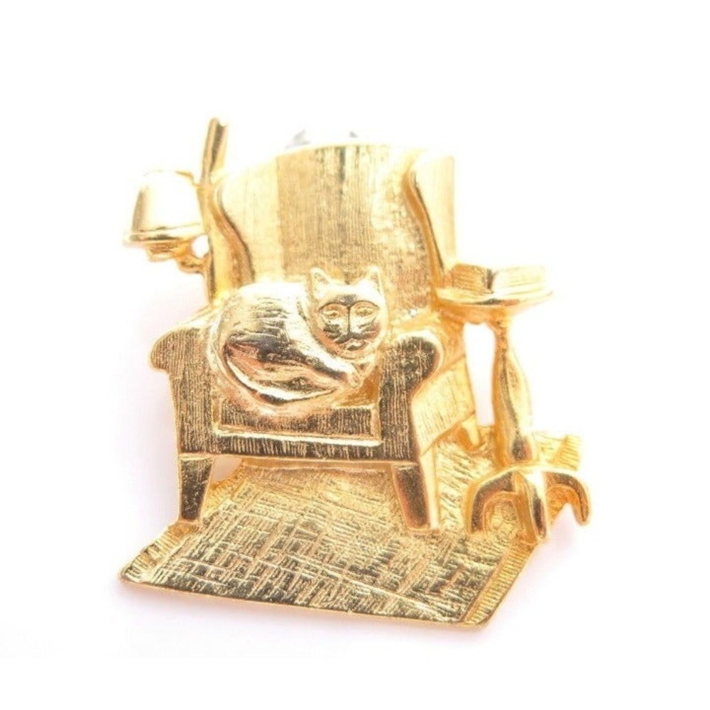 Cozy Cat‎ Sitting on an Arm Chair Pin
